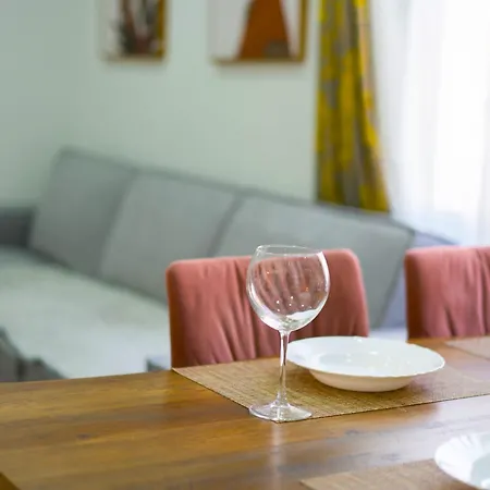 Modern 2 Bedroom With Balcony In Location * تيرانا