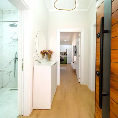 Modern 2 Bedroom With Balcony In Location تيرانا