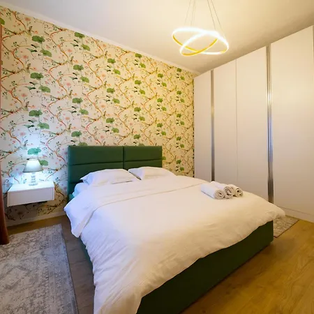 アパート Modern 2 Bedroom With Balcony In Location ティラナ