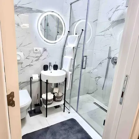 Modern 2 Bedroom With Balcony In Location * تيرانا